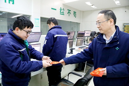 集團(tuán)公司領(lǐng)導(dǎo)除夕夜看望慰問(wèn)一線員工