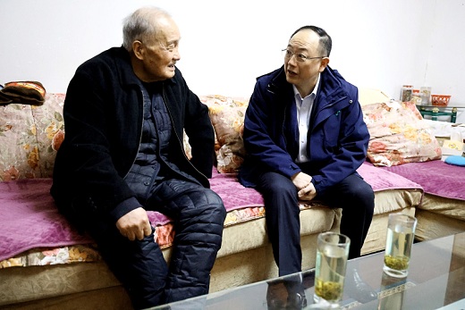 集團(tuán)公司領(lǐng)導(dǎo)節(jié)前慰問集團(tuán)公司級(jí)退休領(lǐng)導(dǎo)