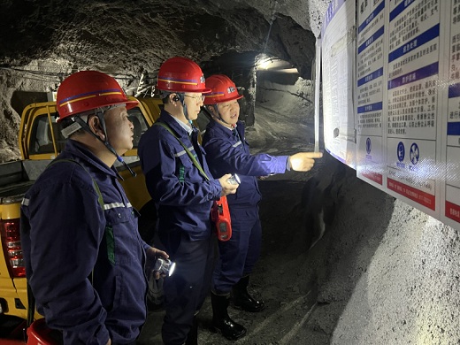 吳亞深入東達礦業(yè)井下一線調(diào)研指導工作