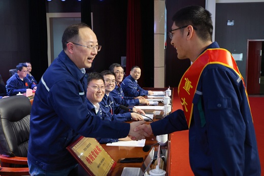 吳亞在六國化工職代會上強(qiáng)調(diào)深耕主業(yè)深化改革    奮力推進(jìn)高質(zhì)量發(fā)展